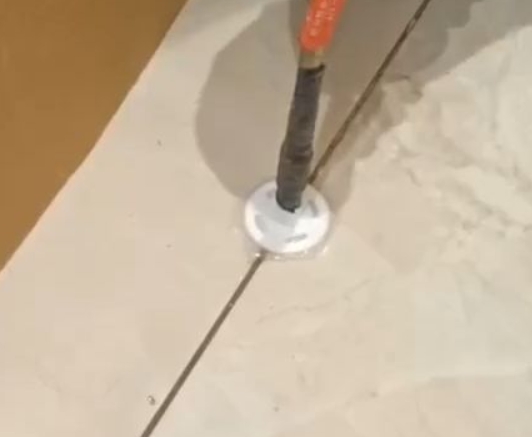 色达瓷砖空鼓维修公司专业解答瓷砖在铺贴过程中，如果没有涂抹均匀到位的粘结材料（如水泥砂浆或瓷砖胶），可能会导致以下问题