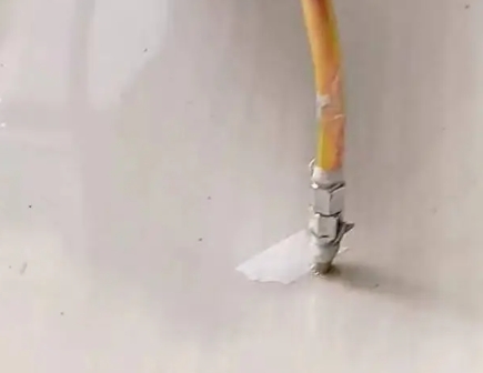 色达瓷砖空鼓维修公司专业解答在瓷砖铺贴过程中，如果使用的砂料过粗（如全部使用了粗砂），可能会导致以下问题