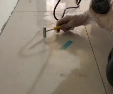色达瓷砖开裂维修公司专业分享瓷砖在铺贴前如果没有沥干水分，将会导致以下问题