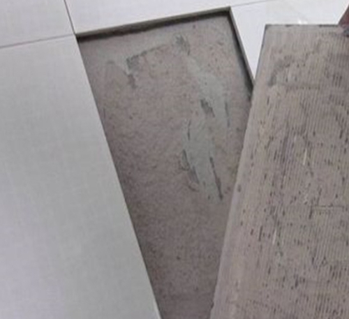色达瓷砖空鼓维修公司分享瓷砖铺贴时如果打浆（即涂抹在瓷砖背面和基层上的砂浆或瓷砖胶）过少，会带来以下问题